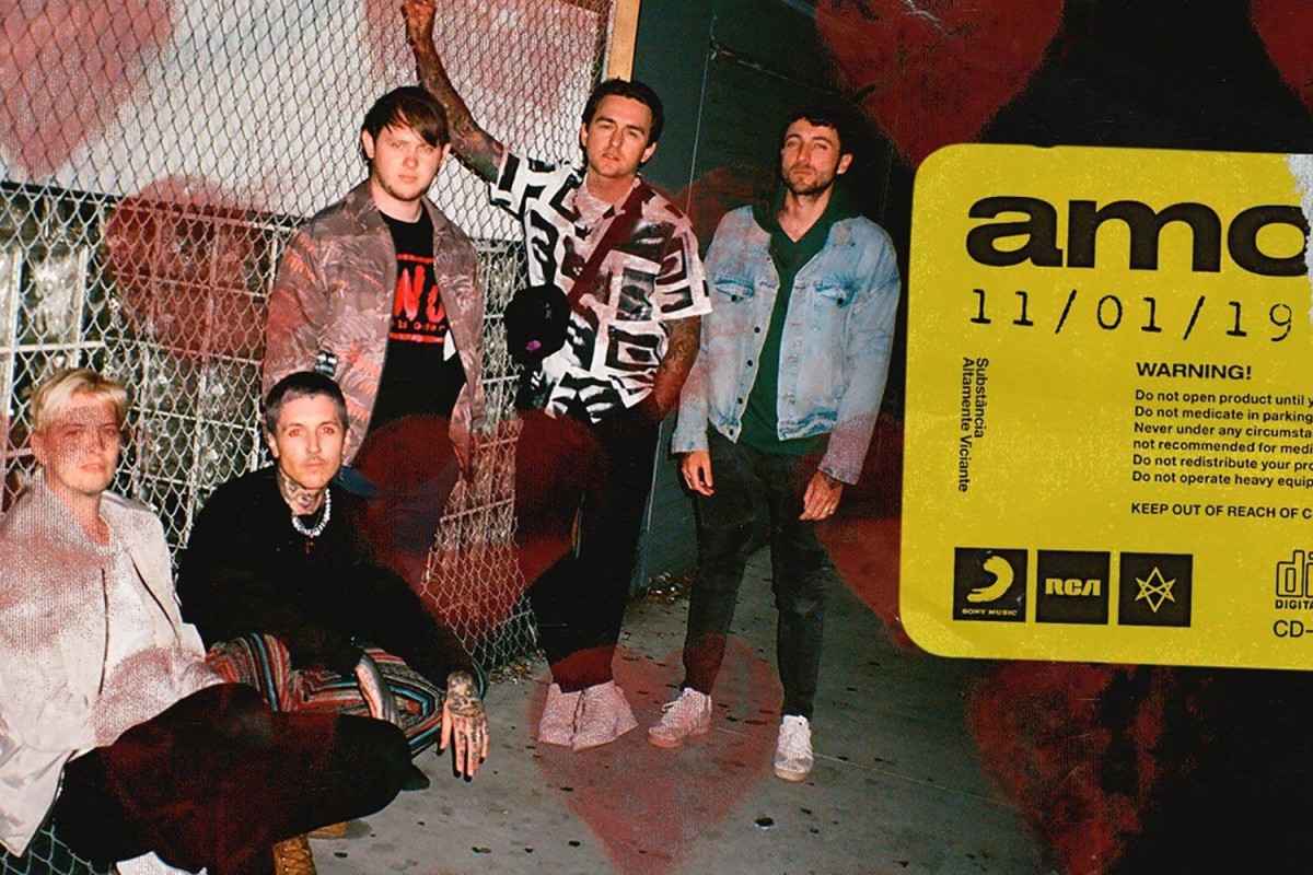 Salah satu artwork untuk album emo Bring Me the Horizon, dengsan tulisan amo pada label warna kuning.